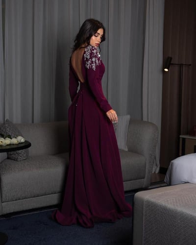 فستان سهرة كريب، مطرّز بالكامل بتفاصيل ورود لامعة...