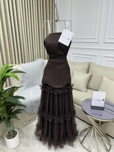 فستان توب راقٍ وأنيق للسهرات بلون بني كاكاو مزين ب...