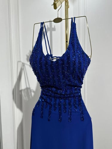 سهرة أزرق ملكي مرصّع بالترتر اللامع