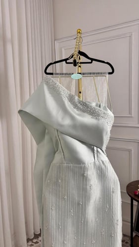 فستان سهره كتف مائل مزين بالؤلؤ