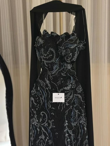 فستان سهرة أسود توب مطرز مع شال