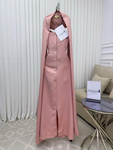 فستان سهرة وردي مطرز باللؤلؤ والورود