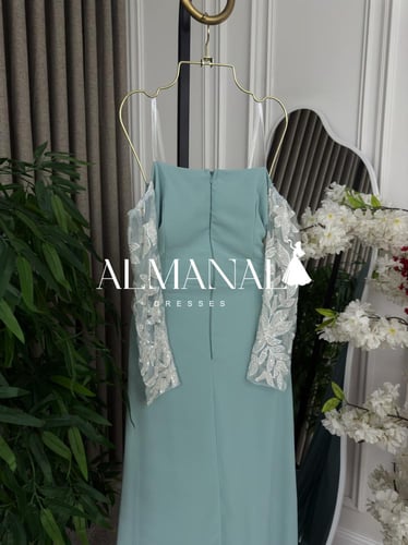 فستان سهرة من كريب بأكمام كلفه مطرز