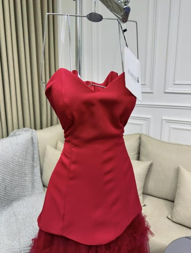 فستان توب راقٍ وأنيق للسهرات بلون أحمر كرز مزين بت...