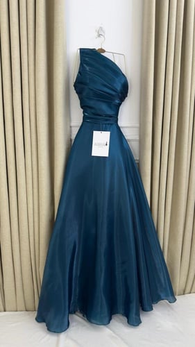 ‎فستان سهرة أزرق ملكي بكتف واحد وتنورة منفوشة