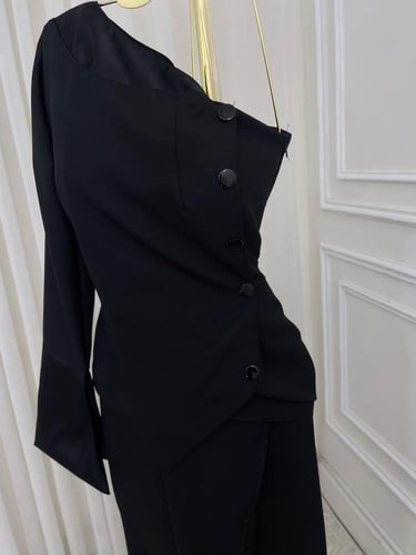 فستان ناعم اسود زراير مع الجنب