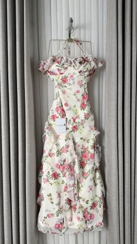 فستان ناعم أوف وايت ناعم مشجر بزهور وردية مع ياقة...