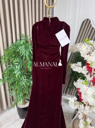 فستان مخمل. حبل كريستال