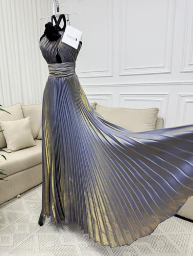 فستان بفتحة صدر وطيات حريرية بلون رمادي ذهبي