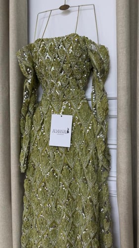 فستان سهره أوف شولدر زيتوني مطرز بالكامل بترتر