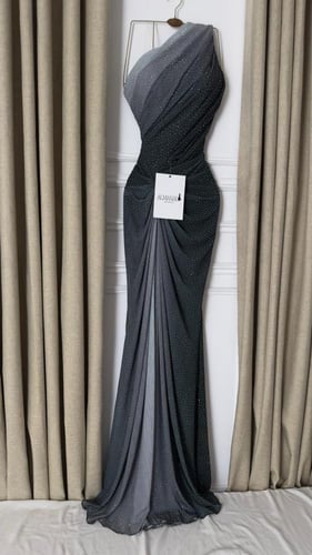 فستان سهرة زيتي بلمعة ناعمة وقصة ضيقة