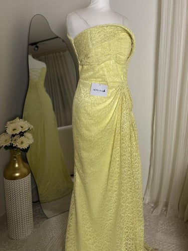 فستان اصفر دانتيل بدون اكمام