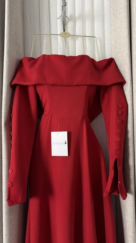 فستان ملكه احمر