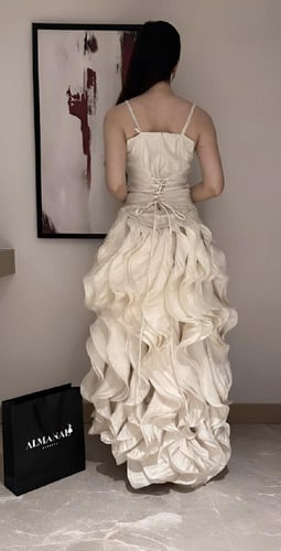 فستان سهرة صدر مطرز وتنورة كشكش