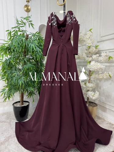 فستان سهرة كريب، مطرّز بالكامل بتفاصيل ورود لامعة...