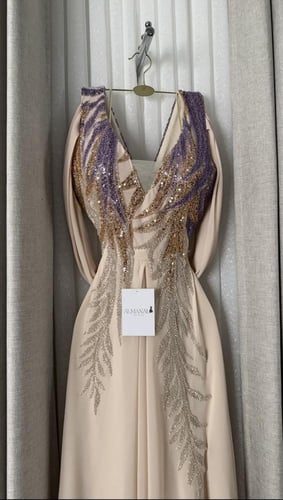 فستان سهره بتطريز شك باللون الذهبي والبنفسجي