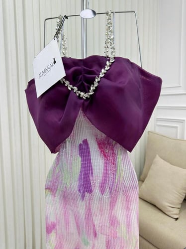 فستان سهرة ملون بفيونكة بنفسجية وسلسلة كريستال