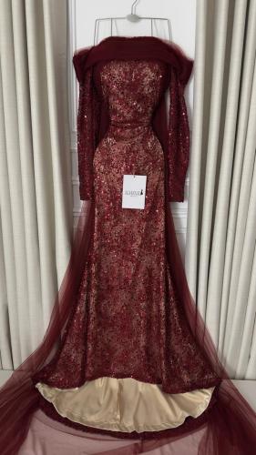 فستان سهرة خمري ملكي بترتر متلألئ وكاب شفاف