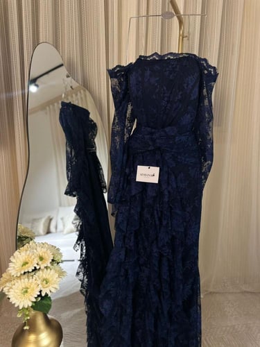 فستان ناعم دانتيل بتفاصيل كسرات