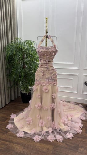 فستان سهرة هالتر بزهور ثلاثية الأبعاد