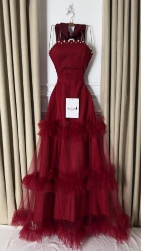 فستان سهرة أحمر بتفاصيل لؤلؤية وتنورة تول بطبقات ف...