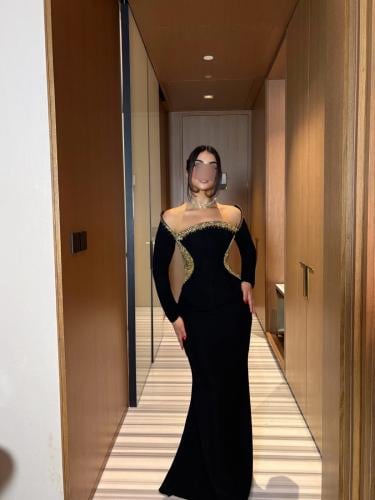 فستان سهرة أسود بأكمام طويلة وتطريز ذهبي بالخصر والرقبة