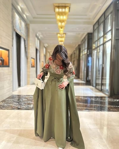 فستان زيتي قماش باربي تطريز ورد