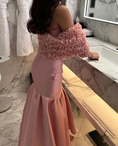 سهرة وردي بكتف ساقط وتوب وردي مجسّم مع تنورة ذيل ا...