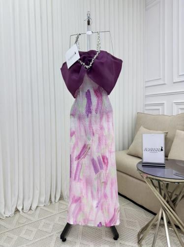 فستان سهرة ملون بفيونكة بنفسجية وسلسلة كريستال