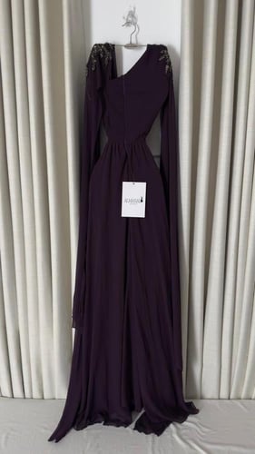 فستان عنابي داكن بتطريزوأكمام طويلة من الشيفون