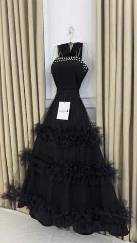 فستان سهرة أسود بتنورة تول طبقات