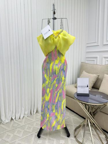 ‎فستان سهرة عصري ملون بفيونكة صفراء وسلسلة كريستال