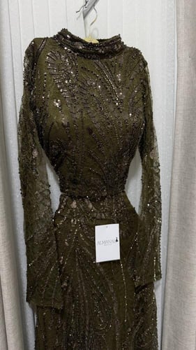 طقم سهره زيتي بياقة مرتفعة وتطريز بالكامل