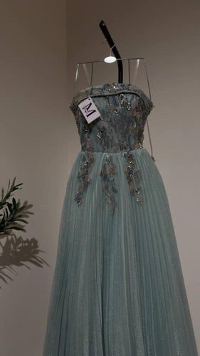 فستان سهرة أخضر بترولي بترتر لامع وتطريز فخم بالور...