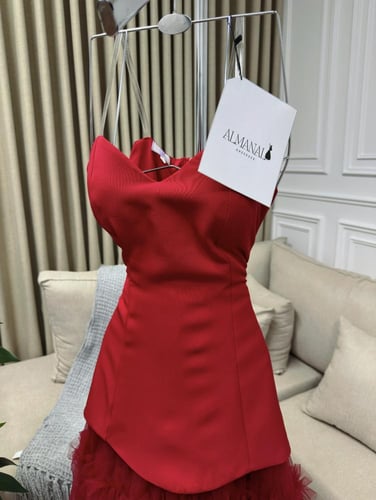 فستان توب راقٍ وأنيق للسهرات بلون أحمر كرز مزين بت...