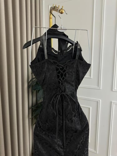 فستان اسود دانتيل اكمام جازار