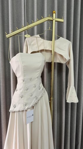 فستان ناعم بقصة "كورسيه" وتفاصيل لؤلؤية.