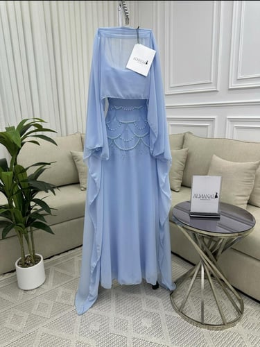 فستان شيفون سماوي بتفاصيل لؤلؤ وأكمام منسدلة