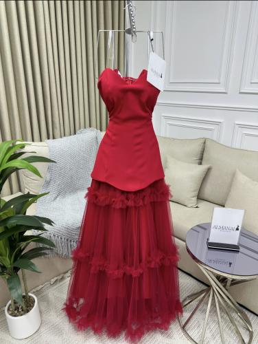 فستان توب راقٍ وأنيق للسهرات بلون أحمر كرز مزين بت...