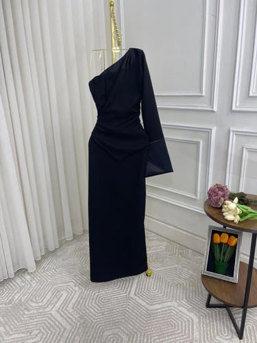 فستان ناعم اسود زراير مع الجنب