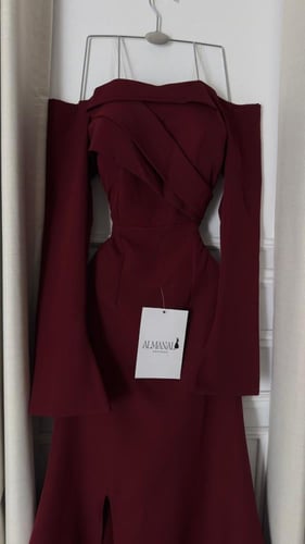 فستان ناعم برغندي كريب باربي كسرات بالصدر باكمام