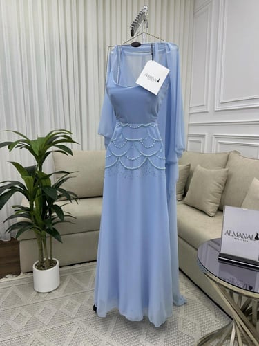 فستان شيفون سماوي بتفاصيل لؤلؤ وأكمام منسدلة