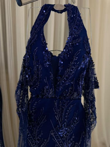 فستان سهره لون نيلي مطرز بشق امامي اكمام