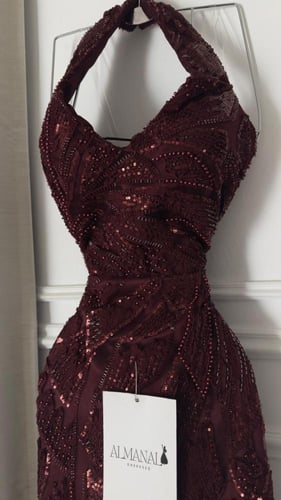 فستان سهرة برغندي بتطريز فاخر وورود 3D