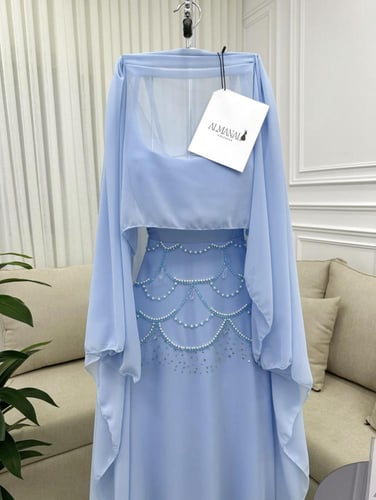 فستان شيفون سماوي بتفاصيل لؤلؤ وأكمام منسدلة