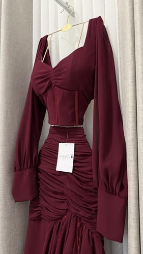 طقم عنابي بقطعتين وقصة كورسيه باكمام منفوخه