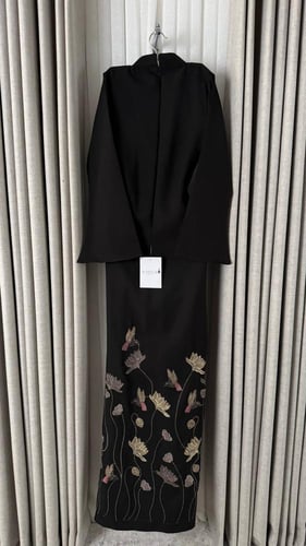 فستان اسود كريب باربي بتطريزات ذهبية ووردية