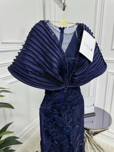 سهرة كحلي بتطريز فاخر وكاب مطوي مروحي فخم