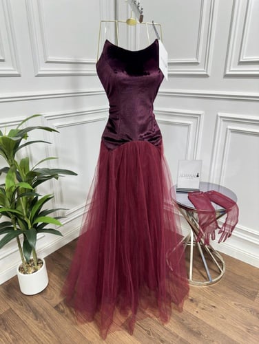 سهرة عنابي مخملي وتنورة تول منفوشة