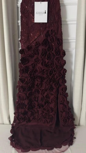 فستان سهرة برغندي بتطريز فاخر وورود 3D